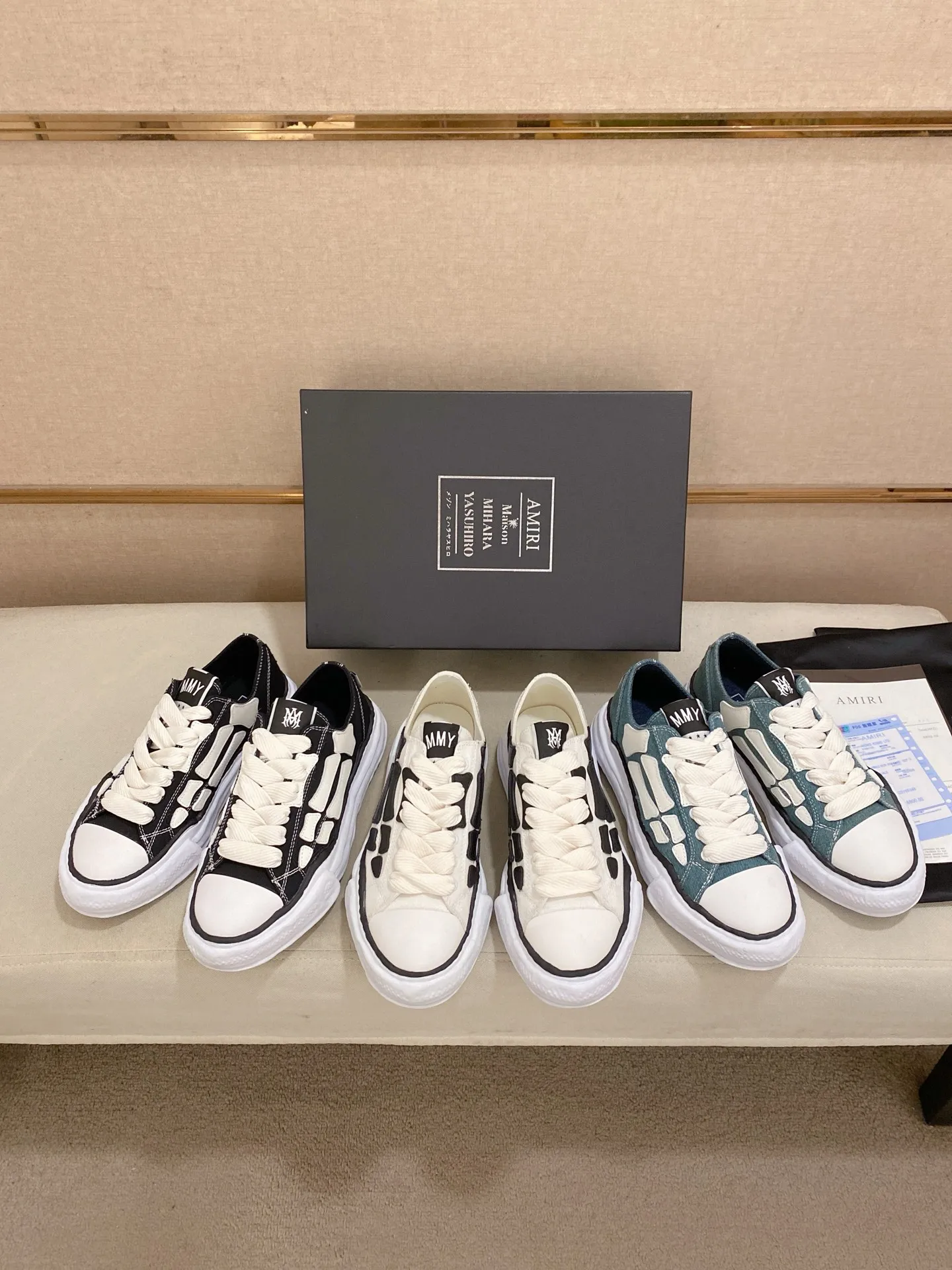 Men's shoes 💰: 580💰 High version [AMIRI] high-end men's shoes brand official website 1:1 latest masterpiece: original mold customization, the fabric is made of imported original materials, upgraded foam outsole, lighter and non-slip. The market's top quality, simple yet tasteful, a must-have for fashionistas, fashionable at your feet, full of confidence, the same style at the counter 👍The summer season is here. Code: 39-44. Can be customized45